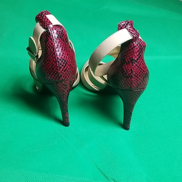 Ladies Leather and Snakeskin Print Pumps - Picture 5 of 8